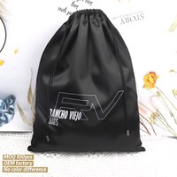 Sac à cordon en satin imprimé avec logo personnalisé pour l'emballage de chapeaux, chaussettes, chaussures, pochette en satin de soie, sac anti-poussière en satin