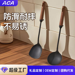 Espátula de hierro fundido Aca con mango de madera, resistente al calor y duradera para cocinar en wok. - Product Image 3