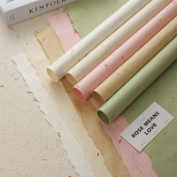 Papier d'emballage floral artisanal en fibre de coton kapok avec pétales intégrés, bord festonné, naturel et rustique, fournitures florales pour cadeaux