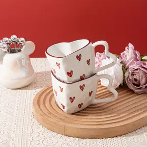 Caneca de café com leite de cerâmica com alça de coração criativa caneca de amor pintada à mão com design personalizado