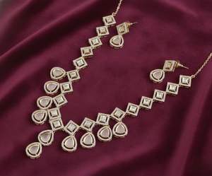 Conjunto de Collar y Aretes de Perlas Kundan Indias, Estilo Moderno, Joyería Tradicional en Tono Dorado para Mujeres y Niñas - Product Image 5