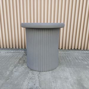 ชุดโต๊ะสวนกลางแจ้งสไตล์บ้านไร่ ทำจากไม้ GRC พร้อมโต๊ะข้างดีไซน์หรู - Product Image 6