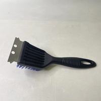 Brosse de nettoyage pour barbecue 2-en-1 avec manche en plastique et poils en nylon, et raclette en acier inoxydable