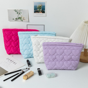Bolsa de viaje de gran capacidad, bolsa de cosméticos Puffer, regalo del Día de San Valentín para mujer, corazón acolchado, lindo bordado Puffer, maquillaje de belleza - Product Image 2