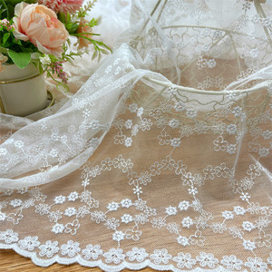 Tela de Encaje Bordada Blanca con Flores 3D y Borde Festoneado para Vestido de Novia, Velo de Novia y Manualidades - Product Image 2