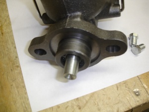 Cilindro maestro universal de 1 "de hierro fundido estilo Corvette con 9/16" y 1/2 "en ambos lados OEM MC1321H - Product Image 4