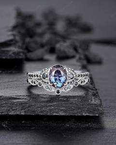 Anillo de Compromiso y Boda Único de Plata de Ley 925 Chapado en Oro de 14k para Mujer, con Alexandrita Ovalada y Moissanita Negra - Product Image 2