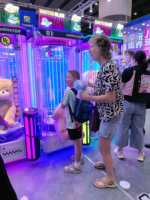 Machine à couper les peluches commerciale à monnayeur, avec coque aux couleurs vives, pour salles d'arcade et centres commerciaux
