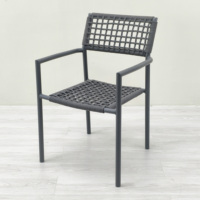 Chaise d'extérieur empilable moderne noire en aluminium à accoudoirs en corde, idéale pour la restauration, les cours et les villas – Vente en gros à prix abordable