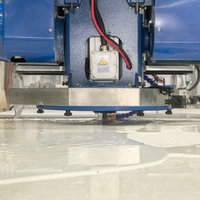 Machine de découpe de pierre CNC intelligente et automatique à 5 axes avec système de relocalisation par aspiration pour les tâches de découpe de plans de travail de cuisine et d'évier