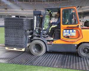 แผ่นปูพื้นชั่วคราว UHMWPE ผิวแบบกันลื่น ลายเพชร ขนาด 4x8 ฟุต สำหรับงานหนัก ป้องกันพื้น หนา 5/8 นิ้ว - Product Image 4