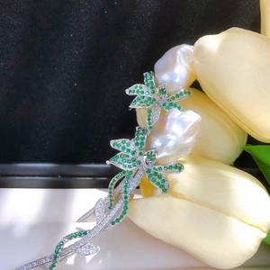 Broche de luxe pour femme en forme de rose avec zircon, accessoire de poitrine en perles d'eau douce baroques haut de gamme, conçue par une marque célèbre - Product Image 1