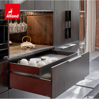 Lemari Dapur Mewah Gaya Italia Modern dengan Panel Veneer Kayu, Gagang Tersembunyi, Lampu LED, dan Kulkas Anggur di Pulau Dapur