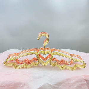 W106 מתלי מתכת ברמה גבוהה עם כנפי מלאך ועיצוב לב בנות מבריק ורד מבריק - Product Image 3