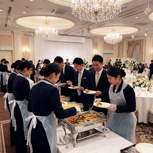 Tablier jetable en PE imperméable Kangle du Vietnam pour la cuisine et la coiffure – Expédition rapide depuis les installations du Vietnam - Product Image 2