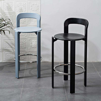 Tabouret de bar Rey en bois d'hévéa nordique, dossier courbé monobloc, anneau de pied en métal, style moderne et minimaliste pour la maison, le café ou le bar.