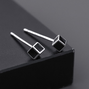 Orecchini <span class=keywords><strong>a</strong></span> Perno Minimalisti <span class=keywords><strong>a</strong></span> Forma di Cubo con Intarsio in Smalto Nero, Orecchini Geometrici Quadrati, Gioielli per Orecchie Eleganti e Alla Moda per Uomo - Product Image 2