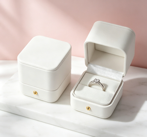 Boîte à bague haut de gamme faite à la main, enveloppée de tissu en similicuir beige, base rigide, fermeture magnétique dorée, ouverture à clapet, impression quadricolore - Product Image 2