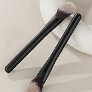 Brocha de maquillaje personalizada para colorete en crema, con fibra sintética y mango de madera, para realzar y contornear las mejillas. - Product Image 1
