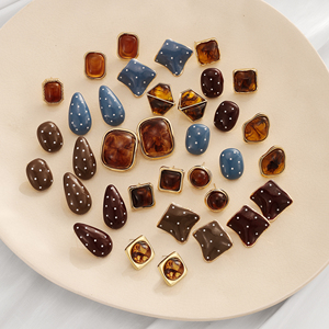 किस्सपत्नी ट्रेंडी रंगीन पोका डॉट एम्बर स्क्वायर वेव इयररिंग्स महिलाओं के लिए - Product Image 3