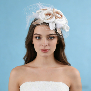 Voile de mariée court et élégant CYG en gros avec décoration délicate de roses et peigne à <span class=keywords><strong>cheveux</strong></span> en plastique - Product Image 2