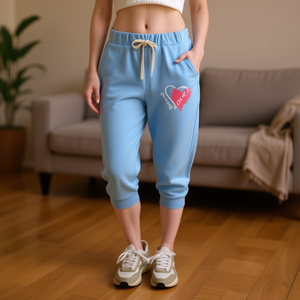 Pantaloni Sportivi in Maglia da Donna Q79K, Vita Media, Taglio Corto e Ampio, con Cuore Ricamato, Casual per Tutte le Stagioni - Product Image 2