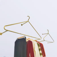 Rak gantungan baju garmen emas logam pasang dinding kustom grosir untuk toko