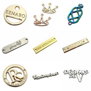 Étiquettes personnalisées en alliage de zinc pour lacets de chaussures, logo en <span class=keywords><strong>laiton</strong></span> antique, étiquette métallique à 2 trous pour vêtements, bikinis et sacs - Product Image 4