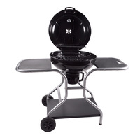 Barbecue au charbon de bois moderne haut de gamme 22,5 pouces avec table latérale, grille chauffante, roues et étagère de rangement inférieure, finition émail noir