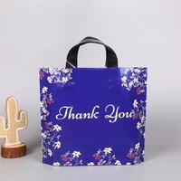 Ensemble de Offre Spéciale chaussures et sac impression en gros vêtements avec logo imprimé PE découpé sac à provisions en plastique poignée sac MOQ500pcs
