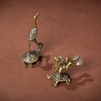 Vente en gros usine : Ornements en laiton en forme de grenouille sur le dos d'une tortue, Statues de grue sur le dos d'une tortue pour figurines de thé, Artisanat métallique en gros