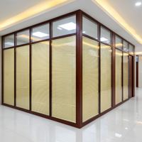Cloison modulaire en acier renforcé de 84 mm avec double vitrage et persiennes intégrées pour bureaux commerciaux et salles de conférence
