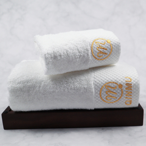 Toallas de Hotel de Lujo Qinmu, Alta Calidad, 5 Estrellas, 100% Algodón Blanco, Bordadas, Color Sólido, Antimicrobianas, Logotipo Personalizado - Product Image 2