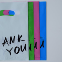 Sac de transport personnalisé en LDPE avec poignée découpée, multicolore, à trous ovales, multi-spécifications, pour cadeaux et shopping, design varié