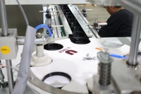 Nouvelle conception de machine d'insertion de joints pneumatiques entièrement automatique pour l'alimentation et les boissons avec emballage en bois