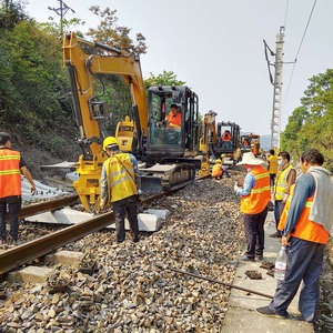 Excavadora versátil para mantenimiento ferroviario disponible en versiones sobre orugas o con ruedas con opciones de configuración flexibles - Product Image 4