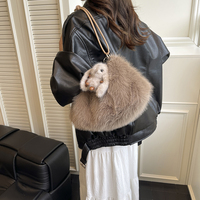 Sac à bandoulière en fausse fourrure pour femme avec cordon de serrage, grande capacité, pendentif lapin en peluche, sac à main bandoulière pour l'automne et l'hiver