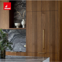 Armoire de cuisine Alland de style moderne du milieu du siècle, finition bois massif, panneau plat, avec îlot en marbre foncé en cascade