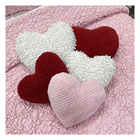 Vente en gros d'urnes, coussin en peluche en forme de cœur décoratif blanc et rose personnalisé