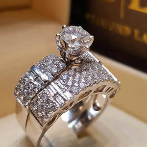 Anello di fidanzamento da donna in oro bianco con diamante naturale taglio brillante rotondo, colore D, con pietre laterali - Modello DJ030 - Product Image 1