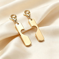 Breloques personnalisées en acier inoxydable en forme de cœur creux, logo gravé au laser, pendentif long double assorti, cadeau pour couples