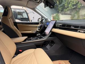 Auto Usado a Bajo Precio con Volante a la Izquierda en China, Geely Boyue L 2023 1.5TD DCT Edición Premium, Vehículo SUV en Venta - Product Image 4