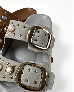 <span class=keywords><strong>Sandales</strong></span> plates en <span class=keywords><strong>cuir</strong></span> PU à double boucle pour femmes avec logo personnalisé, ornées de strass et de bijoux, tongs d'été tendance pour femmes, vente en gros - Product Image 6