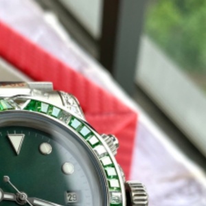 Reloj de Buceo Deportivo para Hombre con Bisel de Zafiro Verde y Acero 904L, con Función de Fecha, Estilo Moderno y Elegante - Product Image 4