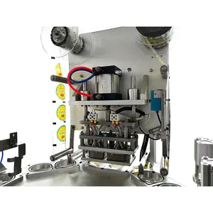Döner bardak doldurma kapaklama makinesi yoğurt pp fincan dolum makinesi ile parçacıkları çeşni fincan dolum ve mühürleme makinesi