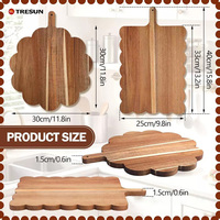 Houten snijplank met decoratieve gegolfde vorm van acaciahout, geschikt voor charcuterie, keukendecoratie, kaas, vlees, fruit en brood.