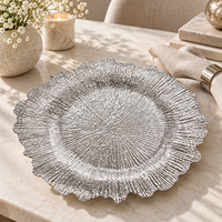 Assiette de présentation élégante en plastique violet de 13 pouces, texture poudrée rayonnante, bordure florale irrégulière pour banquets de mariage