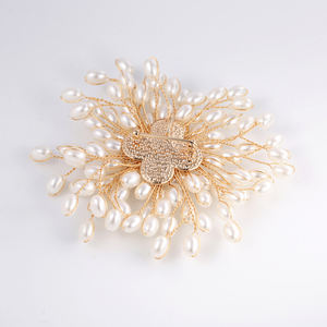 Amazoning <span class=keywords><strong>Broche</strong></span> en perles artificielles tissées à la main pour femmes, accessoires de chandail polyvalents pour les occasions de cadeaux de fête de mariage - Product Image 2