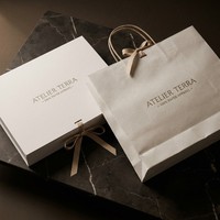 Conçu pour la vente de vêtements : Boîte cadeau plate pour vêtements pliés, sac fourre-tout assorti pour la récupération en magasin et la remise de cadeaux