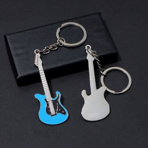 Llavero de guitarra miniatura de metal esmaltado, bonito, para mujer y hombre, venta al por mayor - Product Image 4